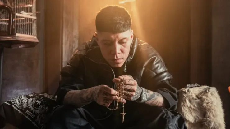 ¿Una nueva colaboración? Santa Fe Klan posa con famoso cantante del Regional Mexicano.jpg