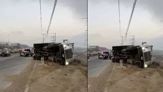 Camión volcado en Blvd. 2000