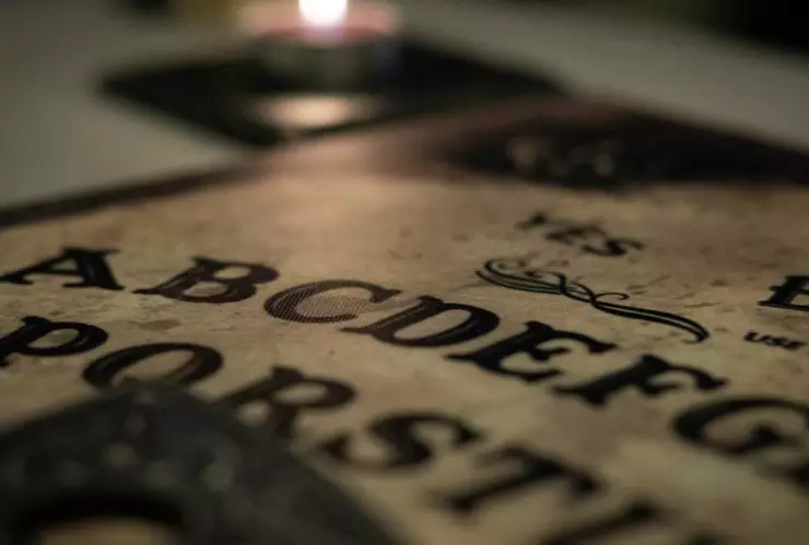 Alumnos juegan a la ouija en Colombia.