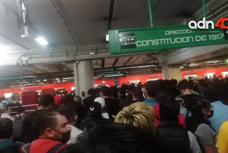 Metro CDMX: Reportan alta afluencia y retrasos en la Línea 8