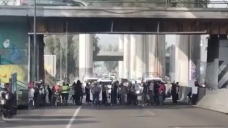 Cierre vial en la Autopista México–Cuernavaca genera tráfico intenso.