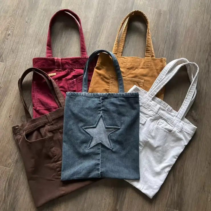 Transformar jeans viejos en bolsas de mano o tote bags