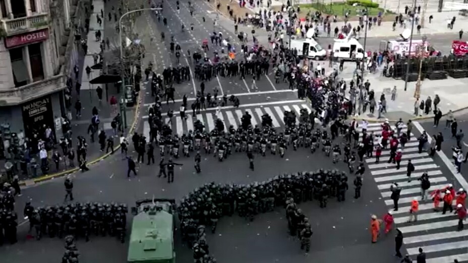 Manifestantes se enfrentaron con la policía frente al Congreso de Argentina.
