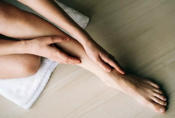 El truco para exfoliar los pies en casa y acabar con las grietas