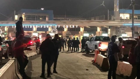 Liberan la garita de San Ysidro tras bloqueo de taxis rojos