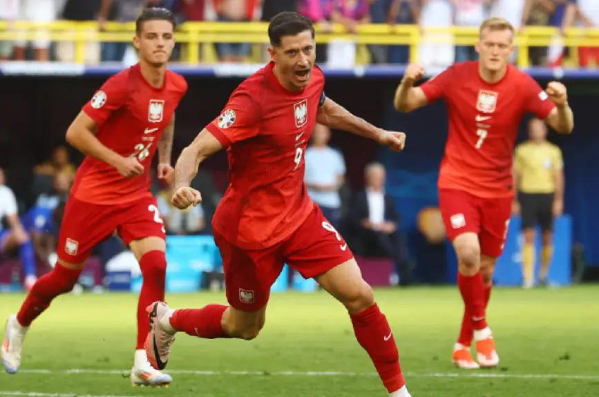 Robert Lewandowski festejando el gol tras convertir el penal.jpg