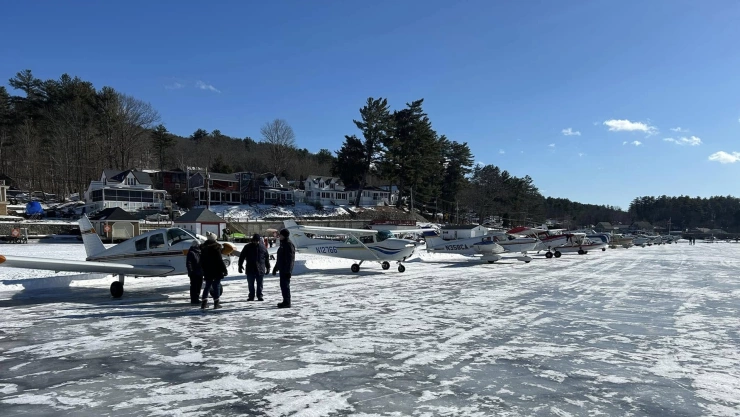 La base de hidroaviones de Alton Bay FB.jpg