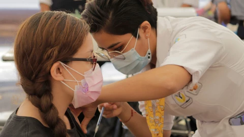 Con 727 mil 638 dosis, México rompe récord de vacunas aplicadas en un día