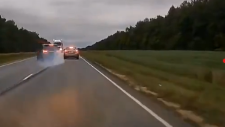 Video capta el momento en que familia muere al intentar rebasar y choca contra camión
