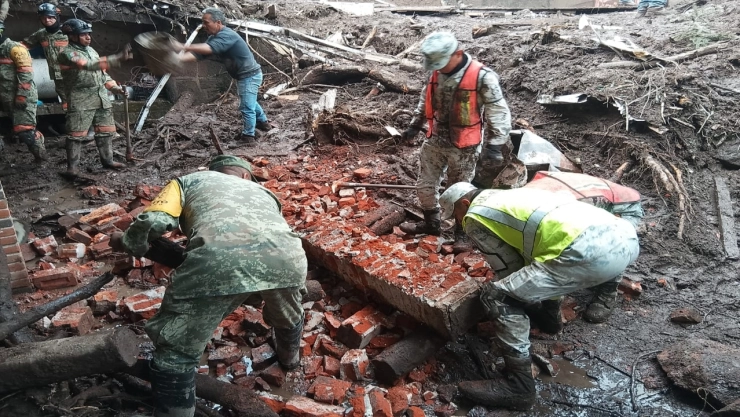 Trabajos de rescate de personas atrapadas por el deslave en Jilotzingo.