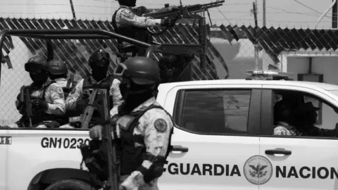 Chofer de tráiler es rescatado tras ser secuestrado durante robo en Escobedo; policías lo liberan tras enfrentamiento