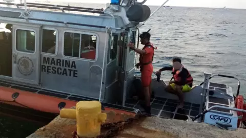 Rescatan a 17 personas en Cozumel, el barco estaba semihundido