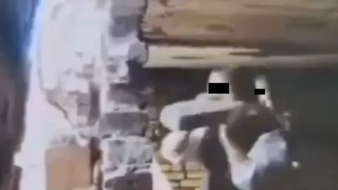 VIDEO | ¡IMÁGENES SENSIBLES! Mueren dos niñas tras ser aplastadas por el techo de un edificio abandonado