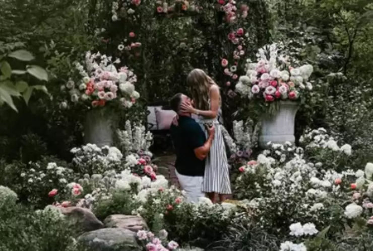 ÚLTIMA HORA: Taylor Swift y Travis Kelce anuncian su compromiso con tiernas fotografías a través de Instagram