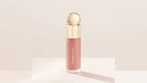 Soft Pinch de Rare Beauty en tono Hope