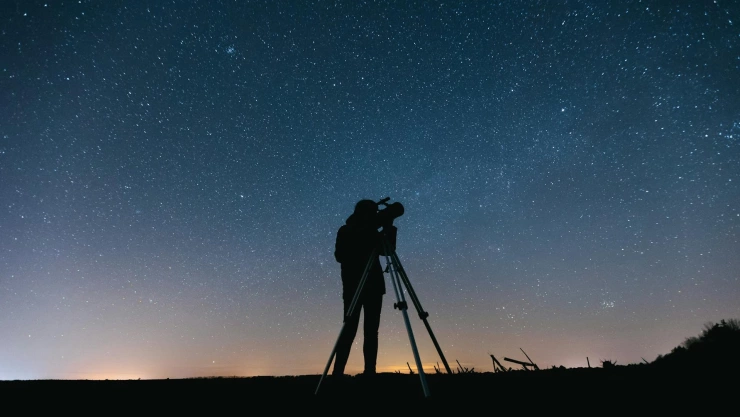 Observación astronómica 2025 planetas visibles en abril.jpg