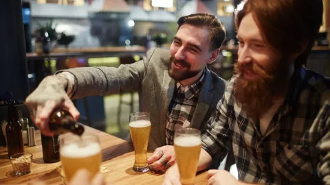 Alcohol aumenta la atracción sexual entre hombres 3.jpg