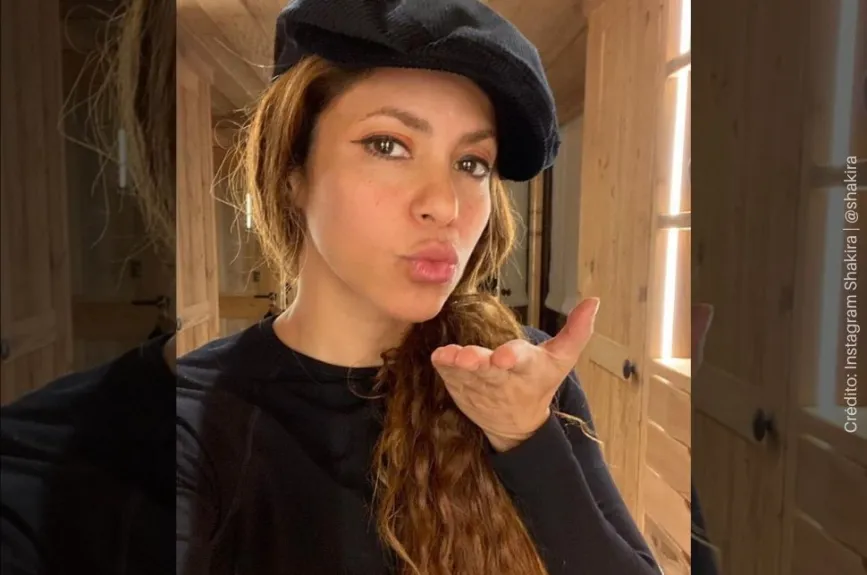 Shakira mandando un beso.jpg