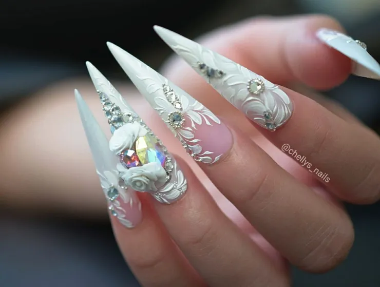 6 diseños de uñas tipo stiletto para looks extravagantes y fuera de lo común