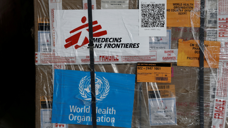 Vista de suministros humanitarios para Gaza , con los logotipos de Médicos Sin Fronteras y la Organización Mundial de la Salud, almacenados en los almacenes de la Media Luna Roja Egipcia que almacenan ayuda, en la ciudad fronteriza egipcia de El-Arish, Egipto