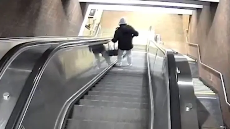 Filtran video de hombre atrapado en escaleras del metro; permaneció más de 20 minutos sin ayuda
