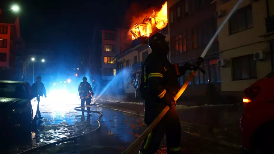 Bomberos apagan las llamas de un edificio tras un ataque ruso en Ucrania.