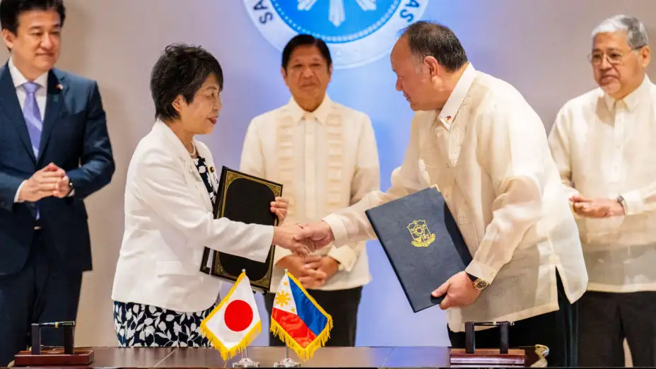 Yoko Kamikawa, canciller de Japón, y GIlberto Teodoro, secretario de Defensa de Filipinas