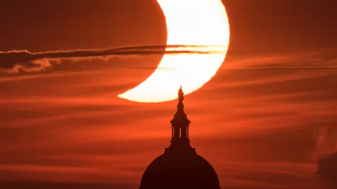 Eclipse solar parcial sobre el Capitolio de Estados Unidos
