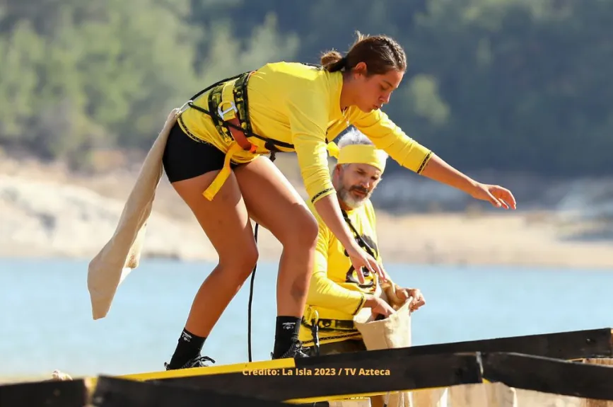 Alexia trata de no perder el equilibrio