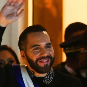 Bukele logra respaldo oficial del gobierno de Trump tras reforma que le permite reelegirse indefinidamente.