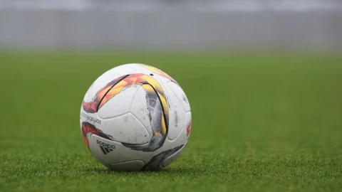 Niño trepa al techo por su pelota y termina desplomándose adentro