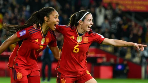 Salma Paralluelos y Aitana Bonmatí con con la selecci&oacute;nn espa&ntilde;ola