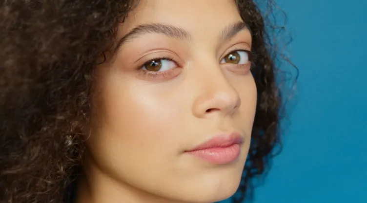 ¿Cómo maquillar ojos prominentes o saltones?