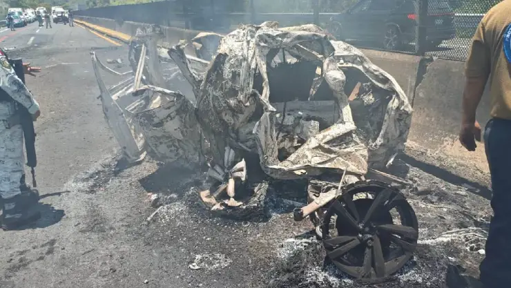 ¡TRAGEDIA! Doble accidente en carretera desata incendio; reportan al menos 10 muertos