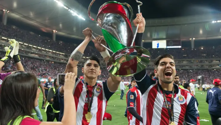 Alan Pulido y Rodolfo Pizarro con el trofeo de la Copa MX