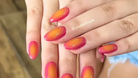 Uñas con base naranja o rojo tomate