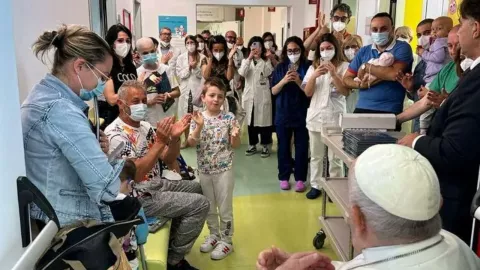 papa Francisco visita a los pacientes del hospital