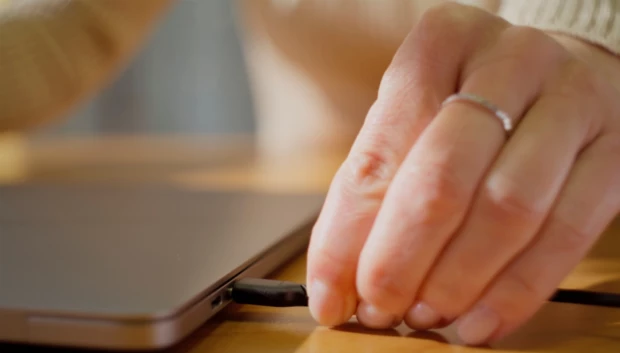 Así impacta conectar el cargador primero que la laptop