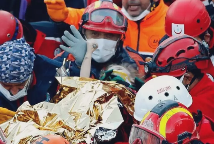 Rescatan a niña de tres años de los escombros del terremoto en Turquía