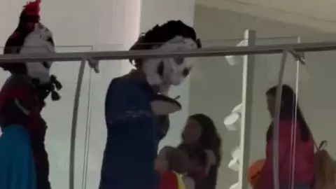 VIDEO_ Meridianos se toman muy en serio el Halloween y salen disfrazados