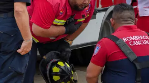 El dolor en el rostro de los rescatistas: Bomberos rompen en llanto tras atender mortal accidente en Cancún