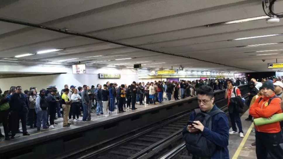 Metro y Metrobús con aglomeraciones y retrasos