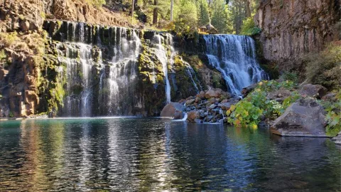 Una cascada de Mccloud falls, en Califonia.