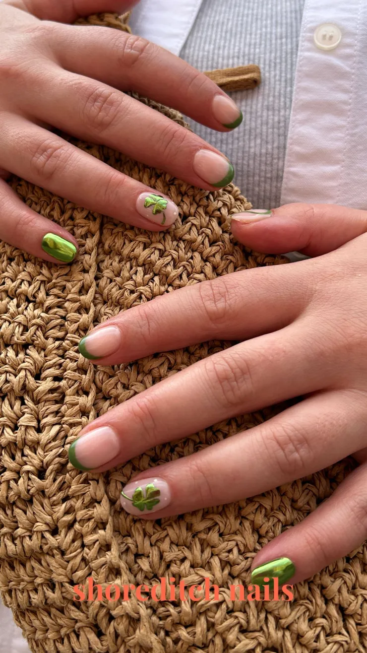 Uñas francesas para conmemorar el Día de San Patricio