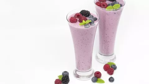 El licuado que te ayudará a desinflamar el estómago en las mañanas