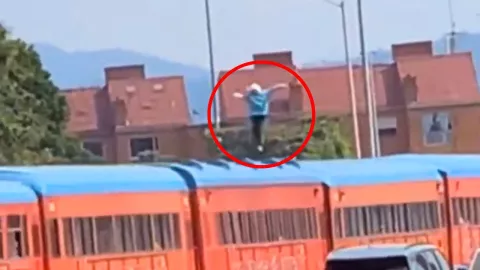 Los jóvenes descendieron desde un puente para caer sobre el techo del tren en movimiento