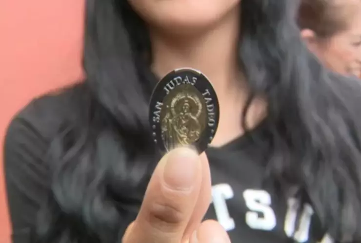 La Reliquia de San Judas Tadeo: Fieles plasman la imagen del santo en monedas de $1 peso