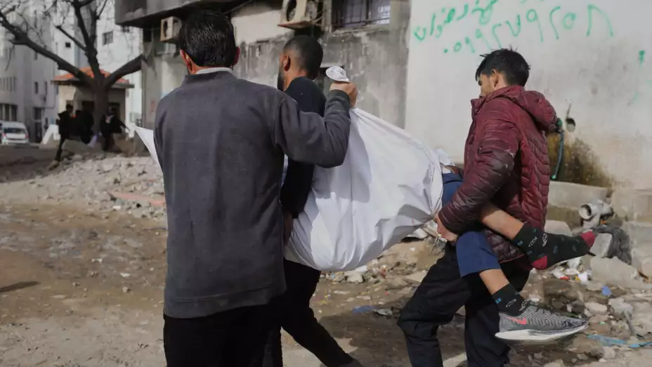 Palestinos llevan el cuerpo de un niño a un Hospital en Gaza.