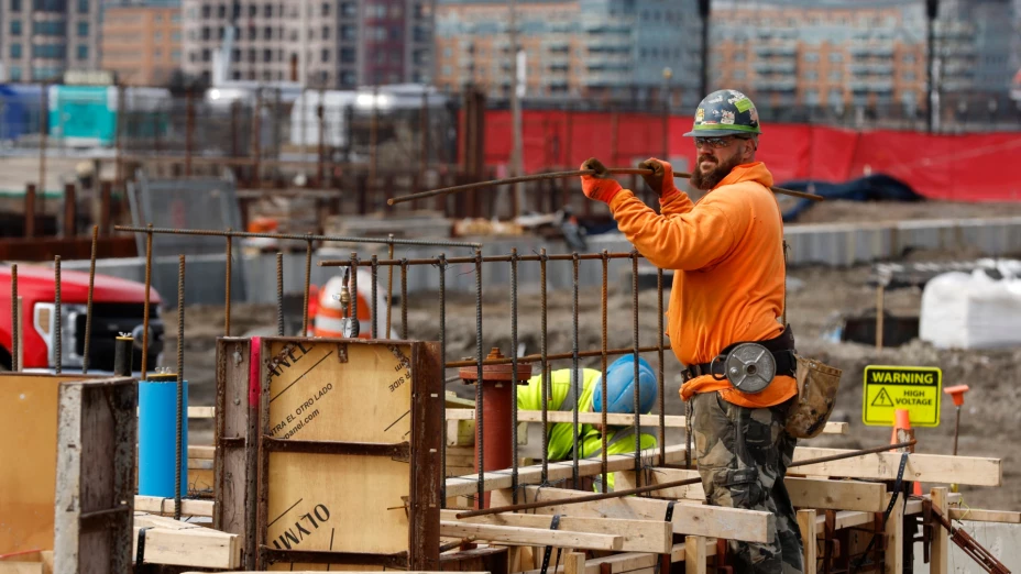 Un hombre trabajando en una construcción en Boston, EU