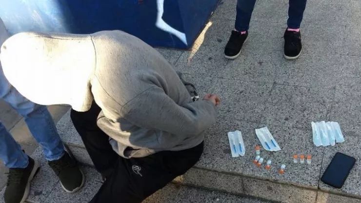 Detienen a un hombre por vender vacunas de la farmacéutica Sinopharm contra la COVID-19.